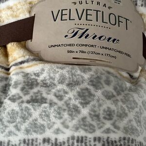 NWT ULTRA SOFT THROW BLANKET